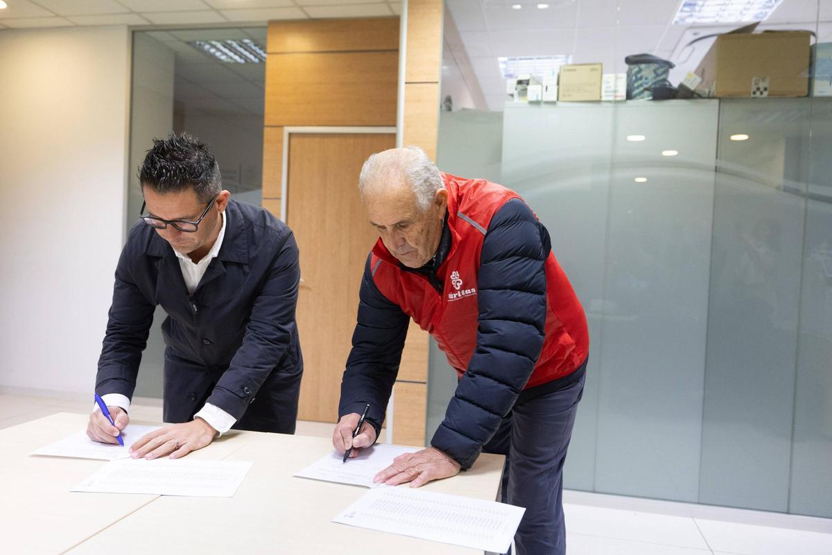 Firma del acuerdo entre Rafael Triguero y Joan Torres