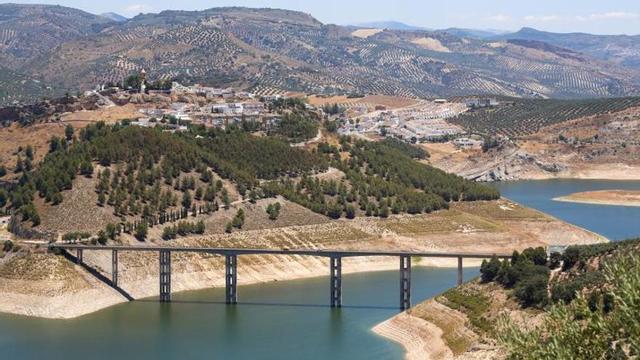 Iznájar. Puente que cruza el mayor embalse de Andalucía, con el pueblo al fondo.