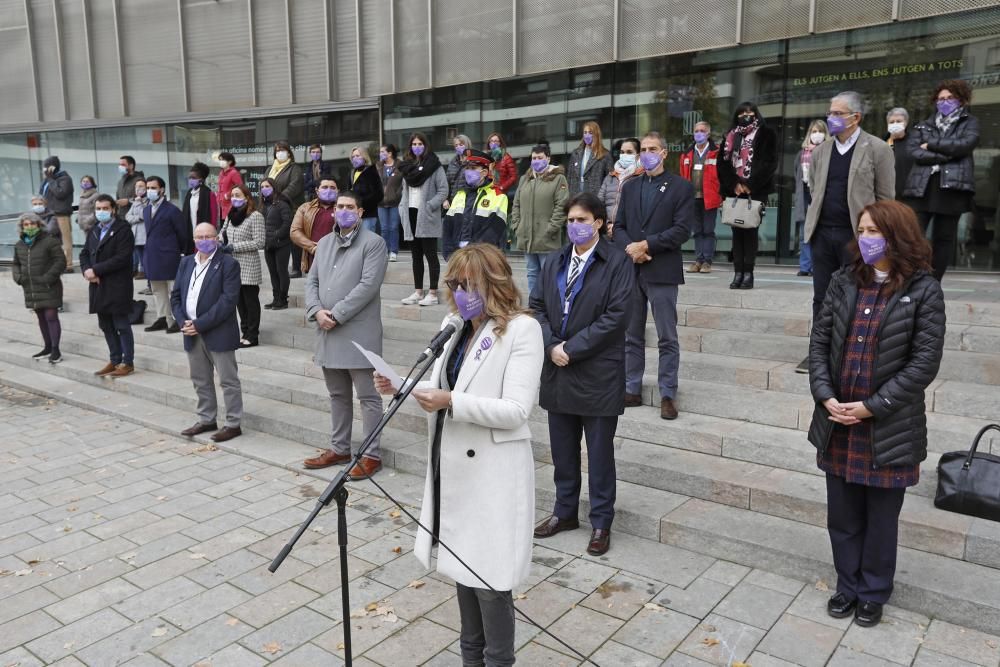 Minut de silenci a Girona pel Dia Internacional contra la violència envers les dones