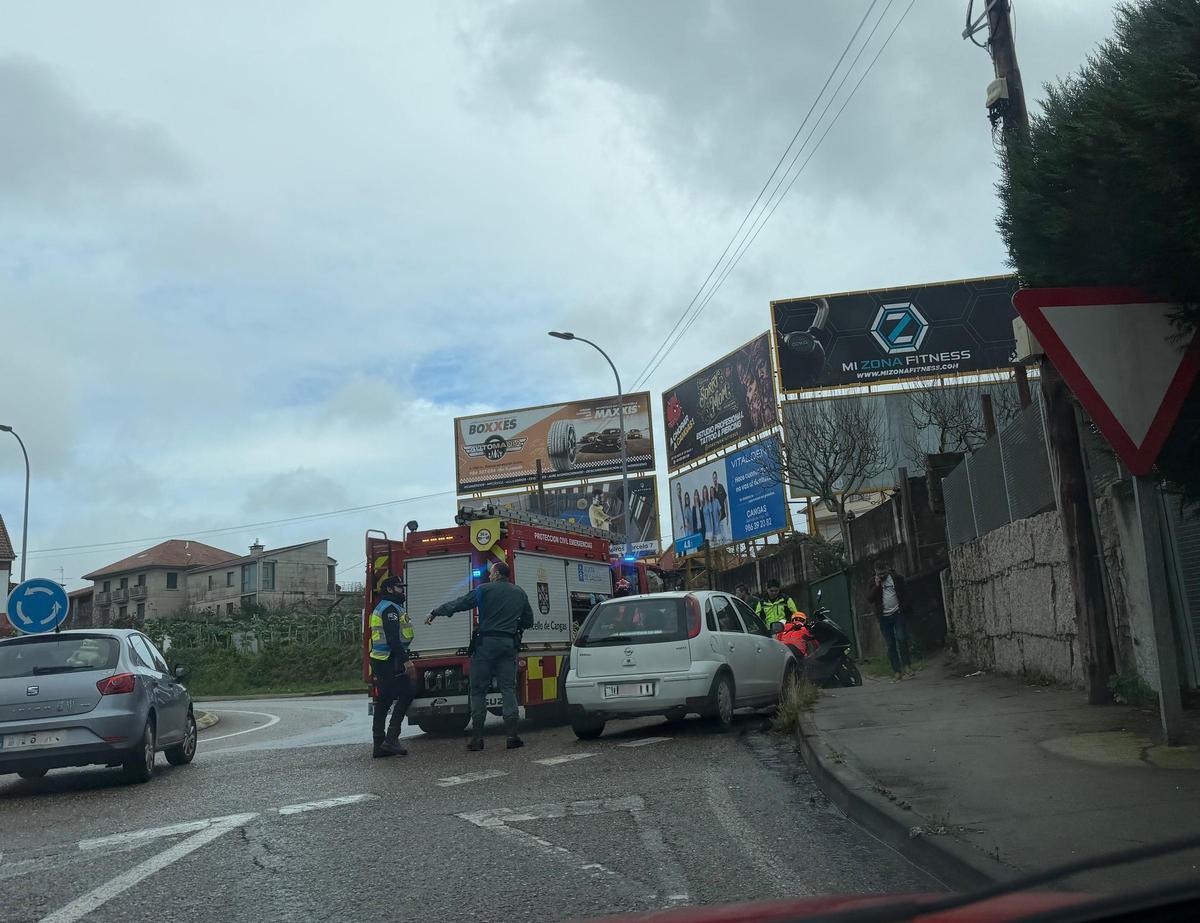 Efectivos de emergencias, atendiendo al herido en la rotonda del Gordo