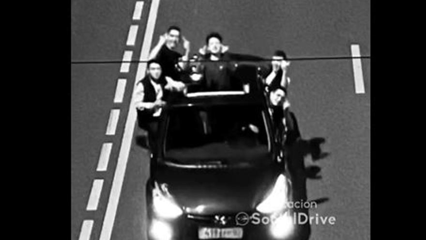 Cinco jóvenes posan para ser fotografiados por un radar asomándose a las ventanas del coche