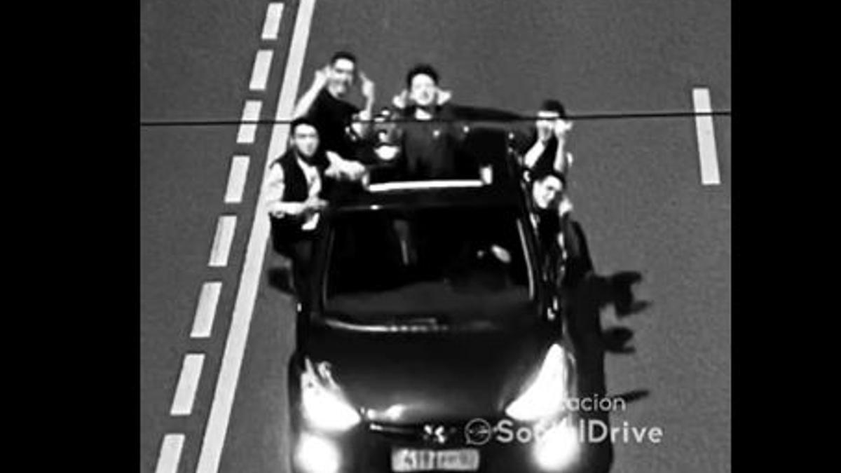 La imagen de los cinco jóvenes posando ante el radar.