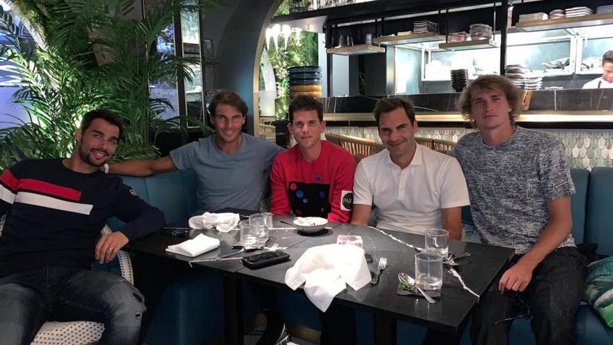 Fognini, Nadal, Thiem, Federer y Zverev, durante la cena.