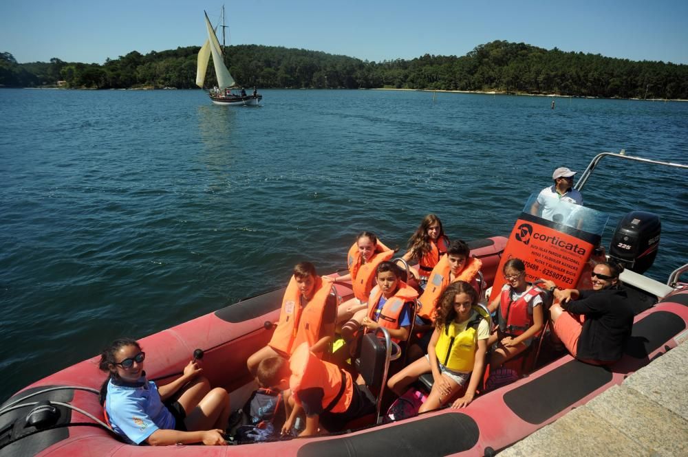 Paseo en galeón y zodiac para decir adiós al campamento medioambiental // I.Abella