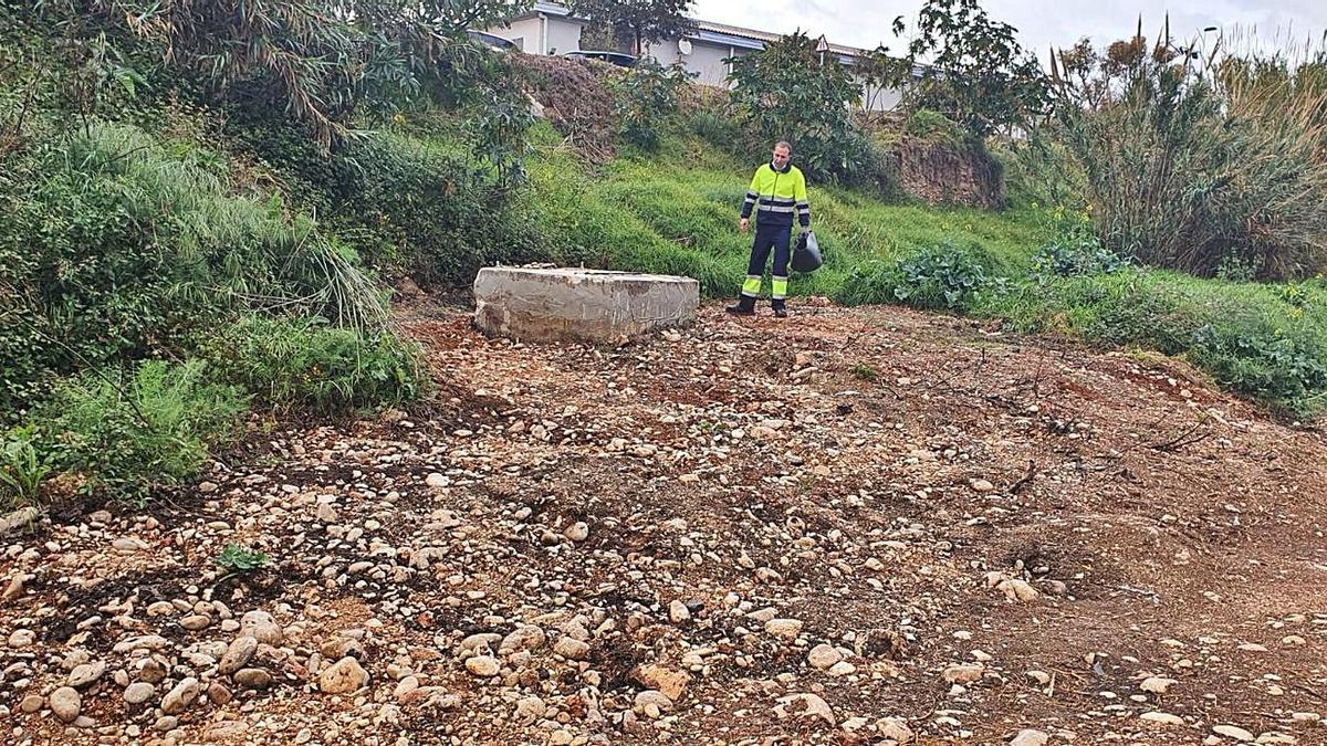 Un operario retirando toallitas del cauce del Gorgos, por donde pasa una de las tuberías  | LEVANTE-EMV