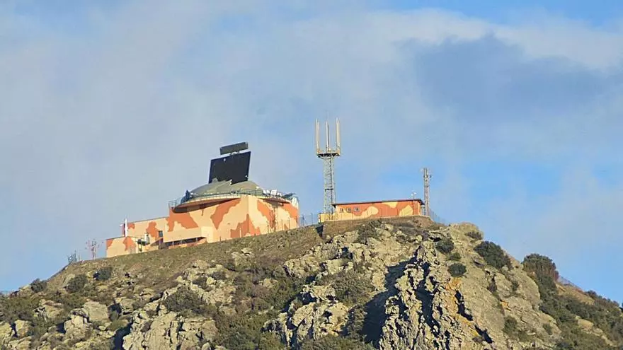 La tramuntanada tomba la "bola" del radar aeri militar del Pení de Roses
