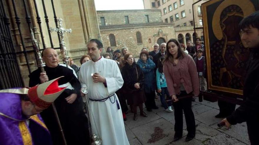 Icono y luz. El arzobispo recibe a la Virgen de Czestochowa. A la derecha, Reigada enciende «La luz de la paz».
