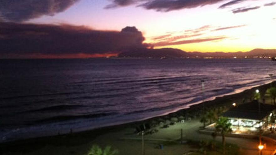 El incendio, desde el Rincón de la Victoria.