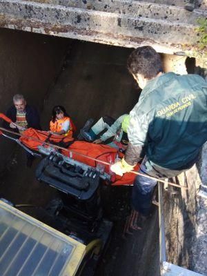 Evacúan a una mujer tras caer su vehículo por un desnivel en Ourense. // G. C.