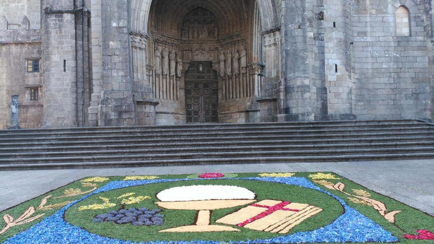 Una de las alfombras florales que rodeó la Catedral de Tui. // DBM