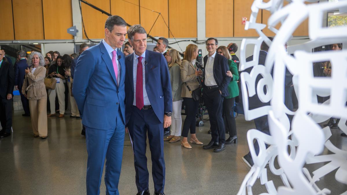Pedro Sánchez, en compañía de Jaume Guardiola, este lunes, poco antes de anunciar la consulta sobre la opa.