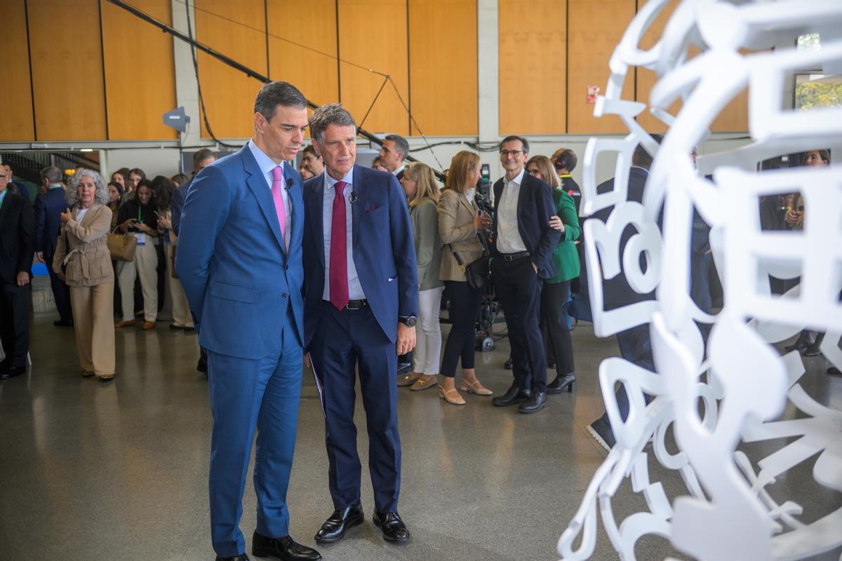 Pedro Sánchez, en compañía de Jaume Guardiola, este lunes, poco antes de anunciar la consulta sobre la opa. Pedro Sánchez, en compañía de Jaume Guardiola, este lunes, poco antes de anunciar la consulta sobre la opa.
