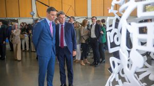 Pedro Sánchez, en compañía de Jaume Guardiola, este lunes, poco antes de anunciar la consulta sobre la opa.