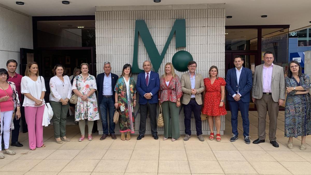 La alcaldesa de Langreo (sexta por la derecha), junto a autoridades, representantes de la Cámara de Comercio y empresarios langreanos, en el pabellón de Masaveu en la Feria de Muestras de Gijón.