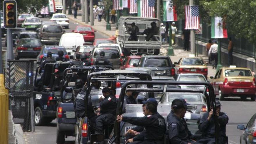 Coches de la Policía Federal mexicana blindan la zona cercana  a la residencia presidencial, Los Pinos, ante la llegada de Barack Obama.