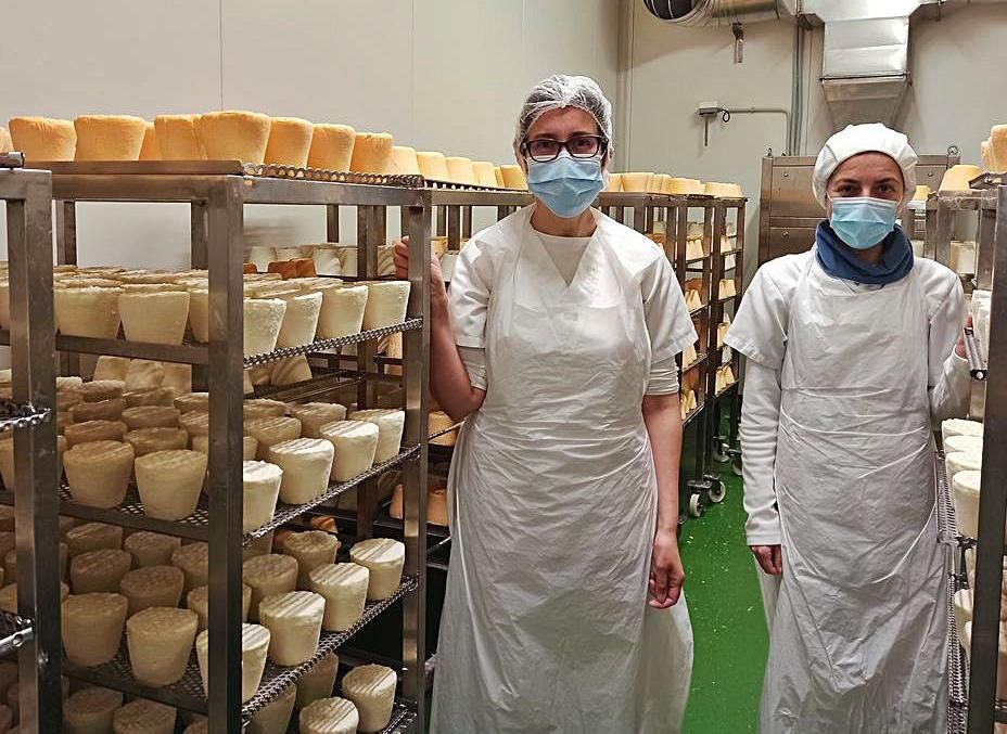 Las hermanas Isabel y Ana García en la quesería La Borbolla