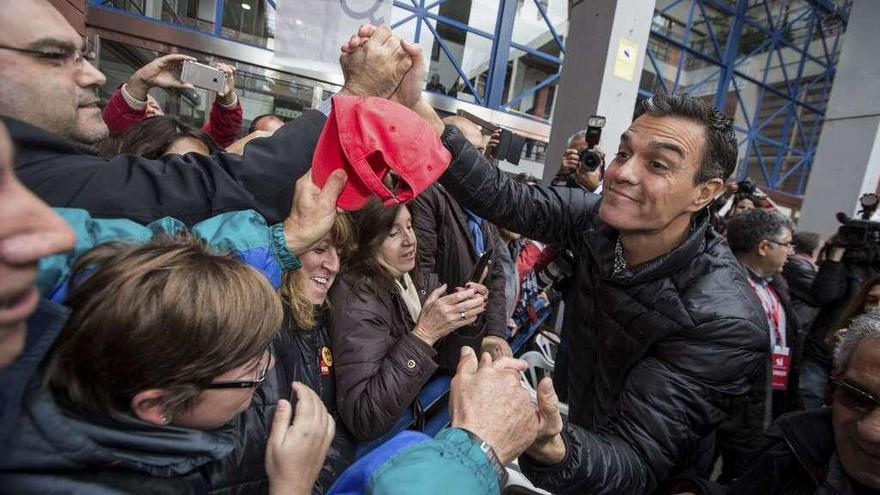 Sánchez, rodeado de simpatizantes, en Xirivella (Valencia). // Efe