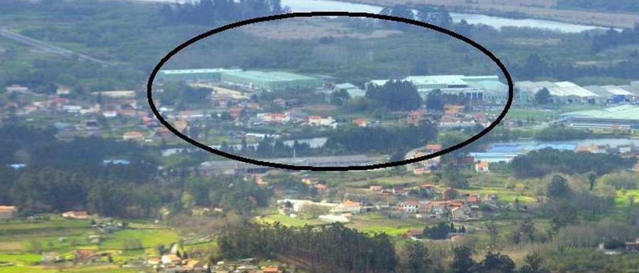 Una vista de Valga en la que se marca la zona que ocupa actualmente Extrugasa. // Noé Parga