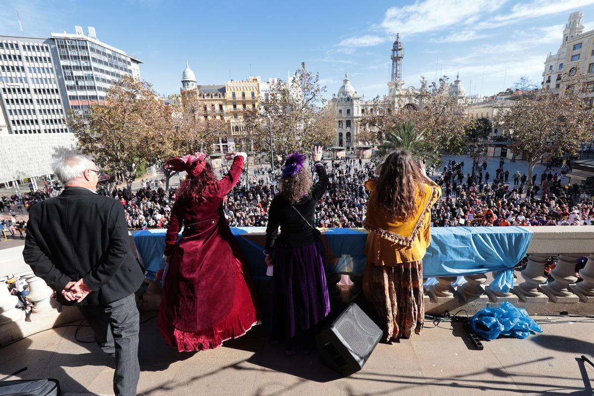 Momento en que las tres magas, junto a Ribó, saludan al público desde el balcón.