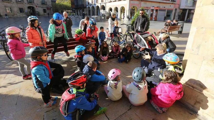 Participantes en la marcha de ayer de &quot;Pedaleavilés&quot;.