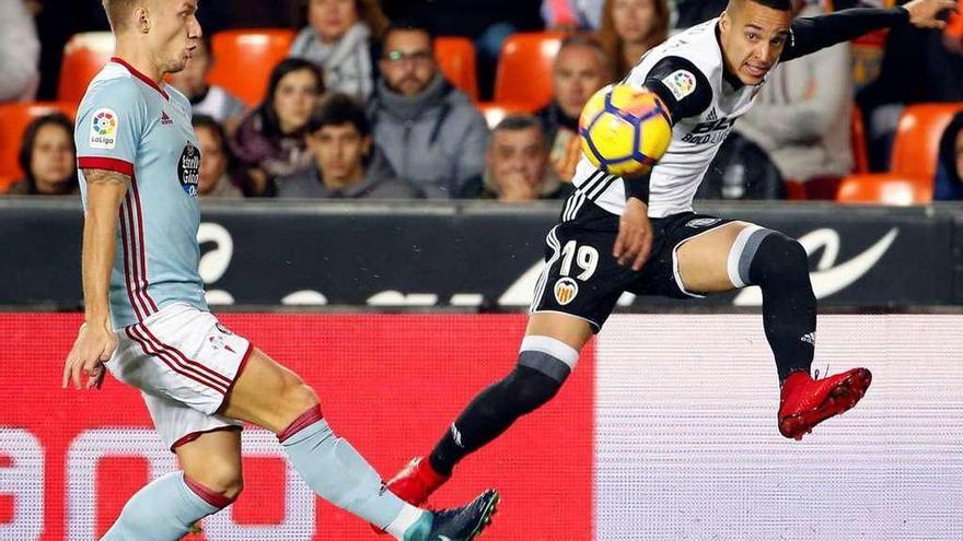 El valencianista Rodrigo centra al área celeste en presencia de Wass.