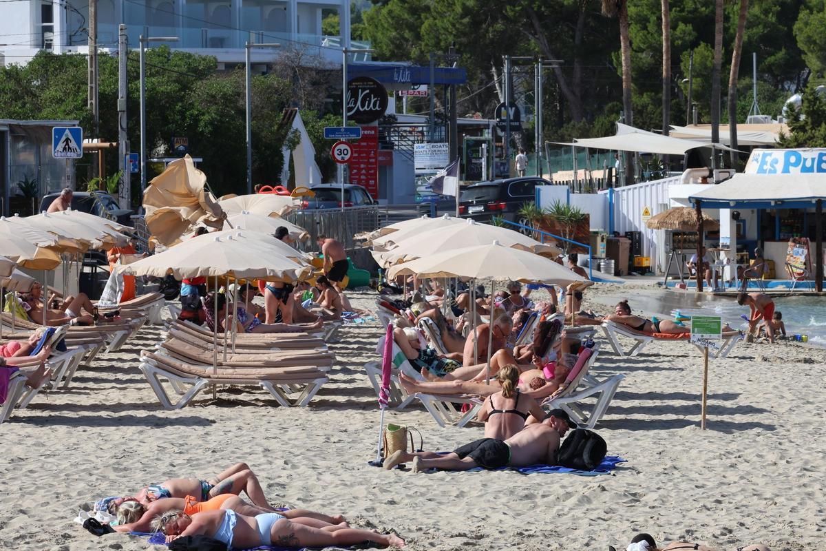 Turistas en Cala de Bou el pasado octubre.
