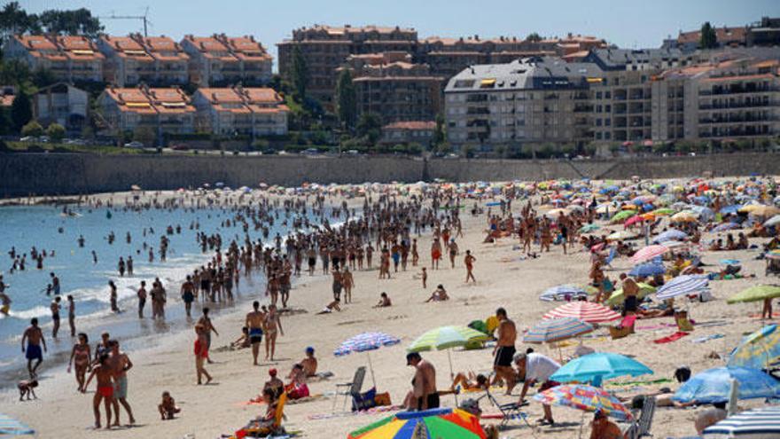 La playa de Silgar, repleta de bañistas en la jornada de ayer.  //  Noé Parga