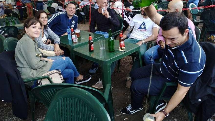 Lucía González, Laura Menéndez, Miguel Serrano, Alejandro de Blas, David García, Esteban García-Pumarino y Eduardo Cano, en las fiestas, ayer, en Perlora.