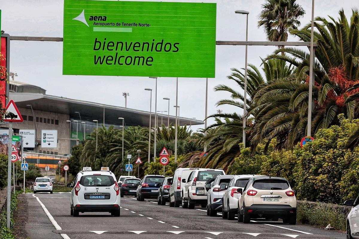 Vehículos en el arcén del acceso al aeropuerto.