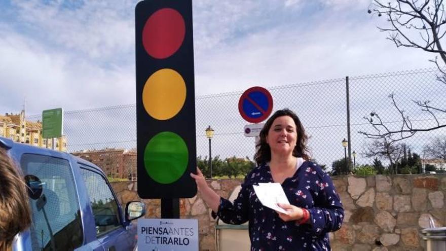 Dénia coloca semáforos en los contenedores de basura para atajar los vertidos