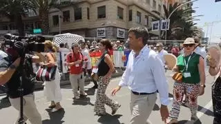 Mazón acude sin avisar a la primera mascletà de Hogueras