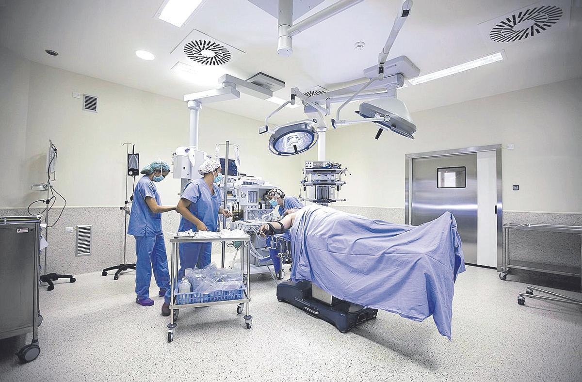 Un grupo de cirujanos realiza una intervención quirúrgica a, cuya lista de espera ha aumentado un 11% en dos años en la Comunitat.