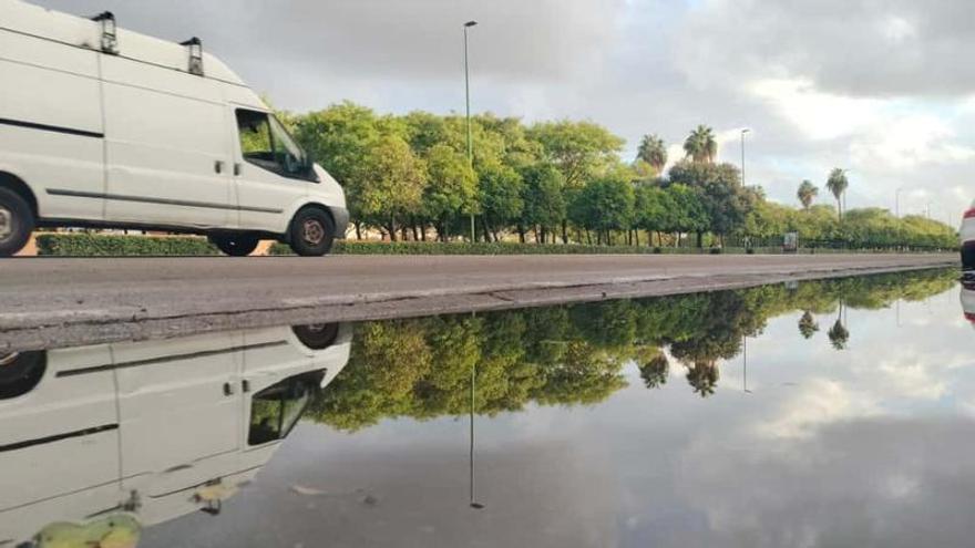 Un gran charco en Sevilla Este tras el temporal.