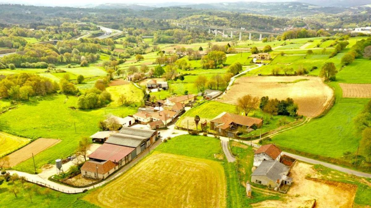 Panorámica de los lugares de Somoza (en primer plano) y Ateán de la parroquia de Botos.