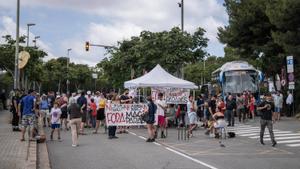 Concentración en contra de la creación de una macro parada de taxis en el Carmel, justo al lado de la entrada del Park Güell.