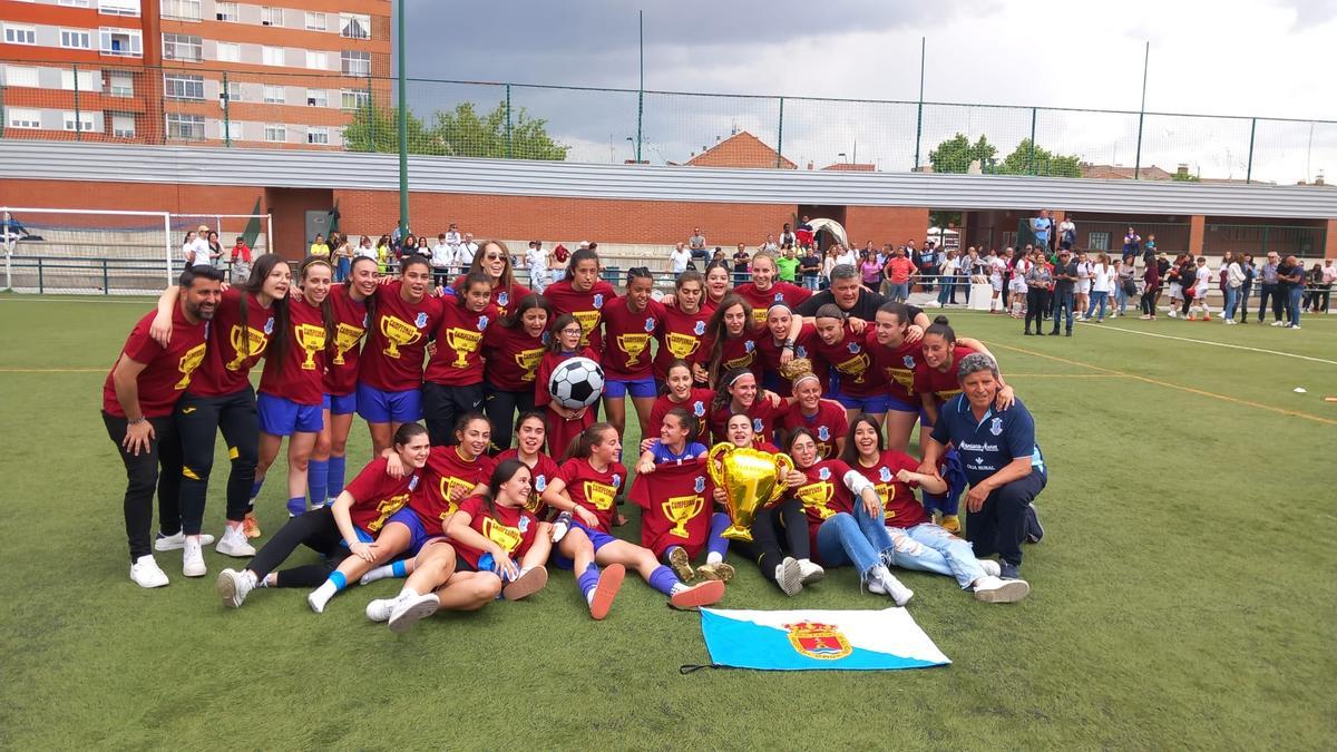 Las jugadoras de la Bovedana celebran su título de liga en León.