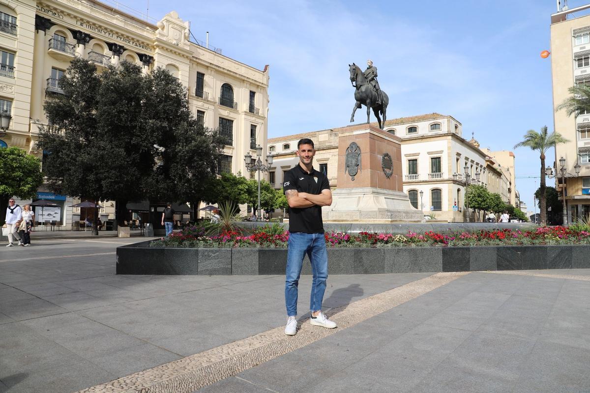 Carlos Albarrán, este miércoles, en Las Tendillas, ante la estatua del Gran Capitán.