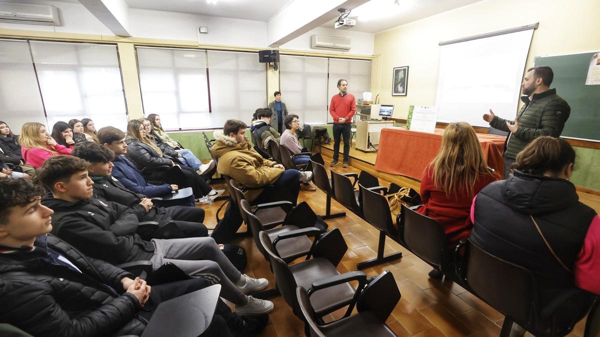 El alcalde, con los alumnos del Brocense.