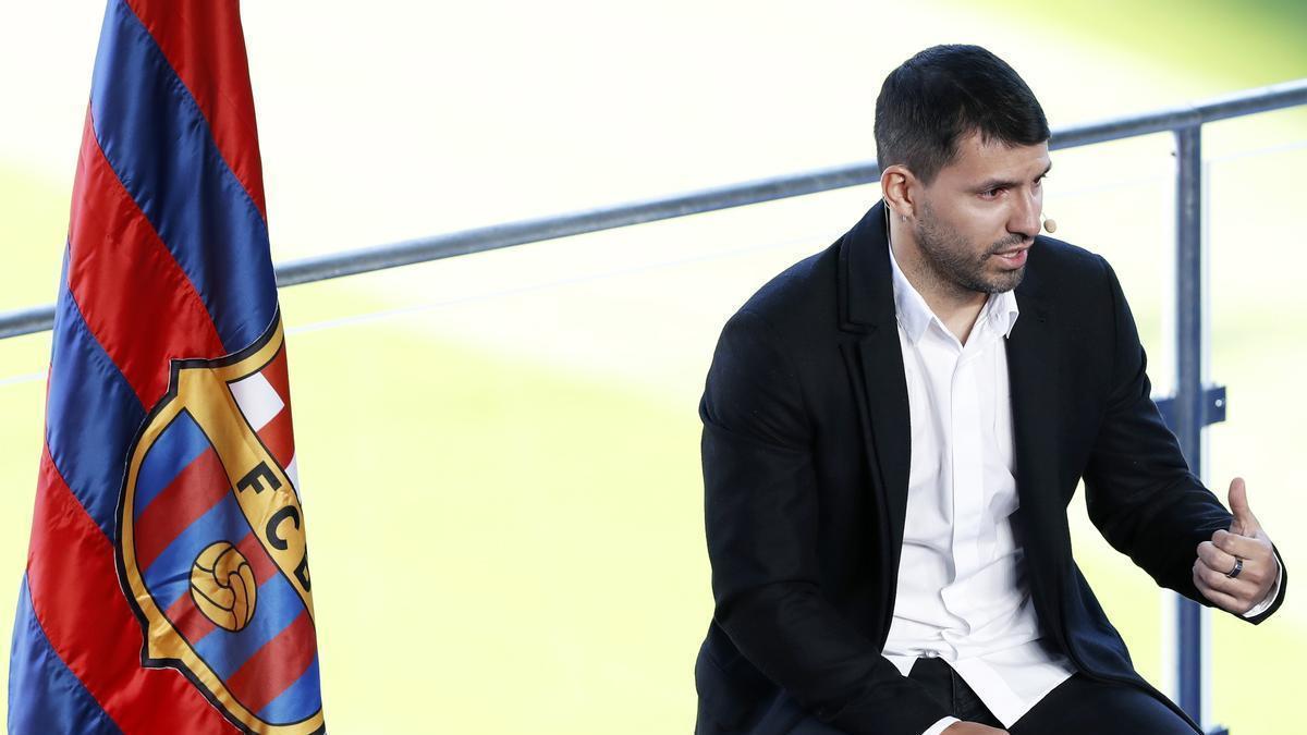 Sergio 'Kun'  Agüero se retira del fútbol debido a una arritmia cardíaca.