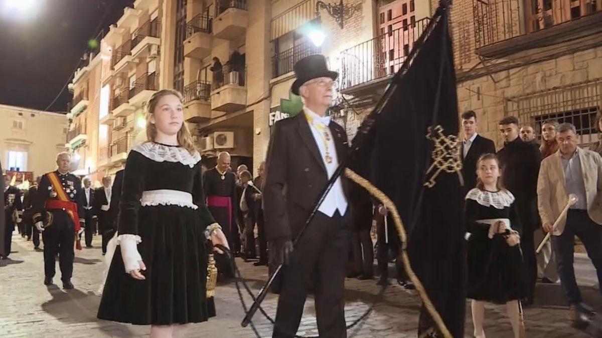 El caballero cubierto porta el estandarte de Orihuela