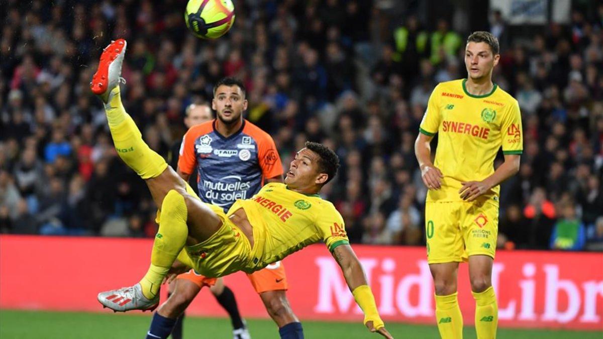 Diego Carlos despeja de forma acrobática un balón en un partido del Nantes