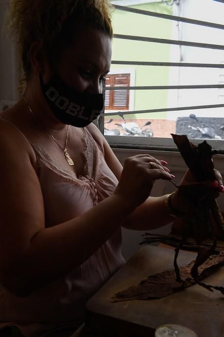 27-08-20  LAS PALMAS DE GRAN CANARIA. SCHAMANN. LAS PALMAS DE GRAN CANARIA.  Reportaje al único taller de puros artesanos que hay en la capital. El taller se llama Doble M y lo lleva Mercedes Martínez, ella es cubana y trae las hojas de tabaco desde la isla caribeña, todo lo hace a mano.  Fotos: Juan Castro.  | 27/08/2020 | Fotógrafo: Juan Carlos Castro