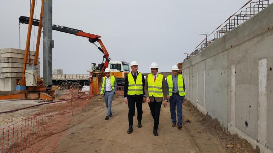 El consejero de Medio Ambiente, Vivienda y Ordenación del Territorio, Juan Carlos Suárez-Quiñones, visita las obras de la nueva estación depuradora de aguas residuales en Navalmanzano (Segovia). | Ical