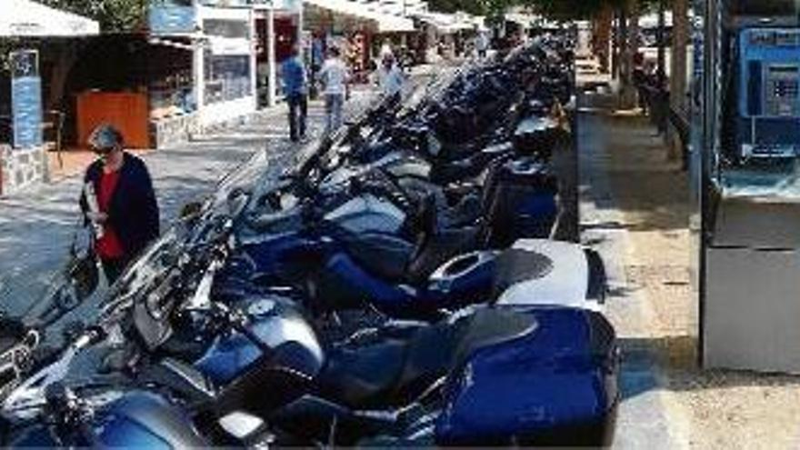 Part de les motos participants a la trobada, a Cadaqués.