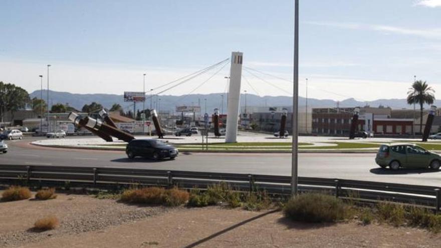 De izquierda a derecha, arriba, las rotondas de la carretera de la Alcayna-Altorreal y del acceso a Joven Futura y calle Mayor de Espinardo. Abajo, rotonda frente a Media Markt, en Ronda Sur; y rotonda del acceso norte al Campus de Espinardo, en la N-301.