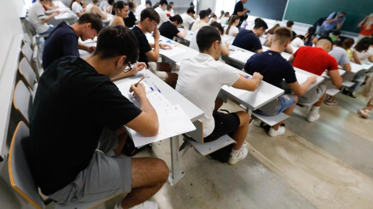Estudiantes se examinan durante el primer día de las pruebas de la Evaluación del Bachillerato para el Acceso a la Universidad (EBAU)
