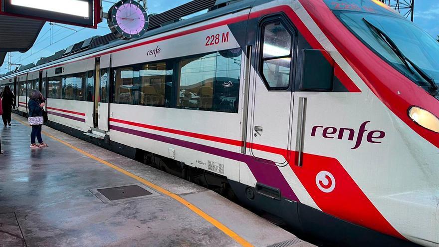 Tren de Cercanías en una estación de renfe. / E.P.