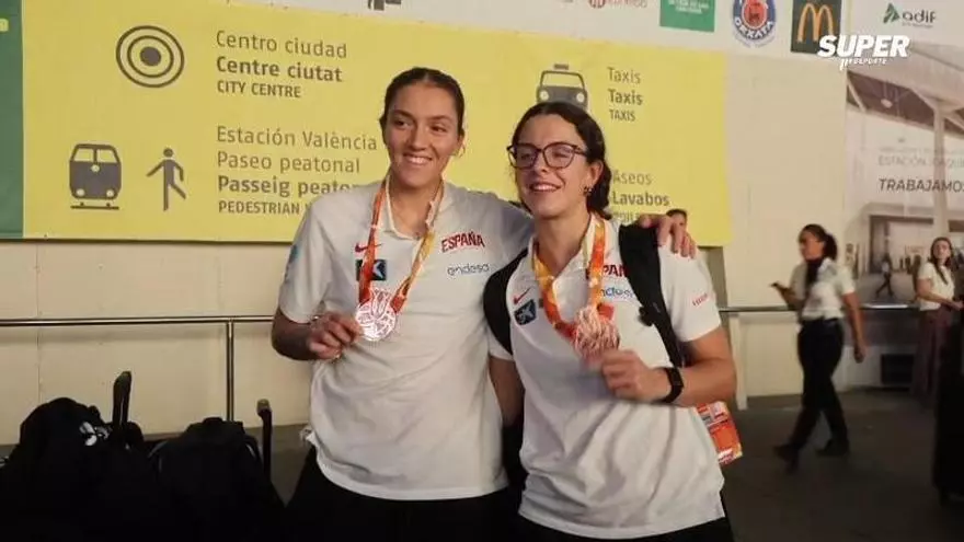 Así ha sido la llegada de Helena Pueyo y Elena Buenavida tras el Mundial