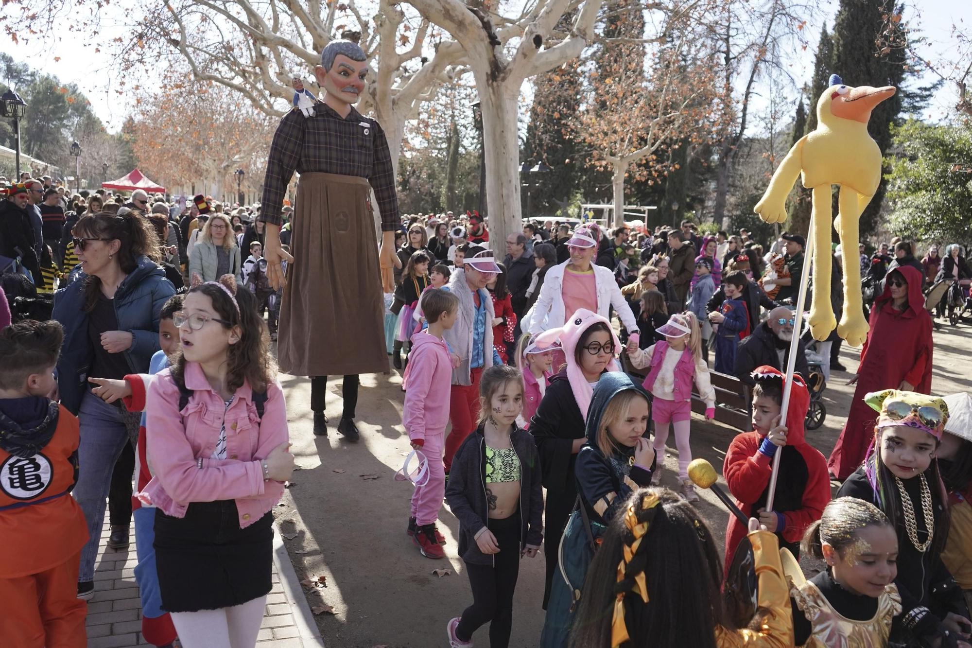 Rua de disfresses del Carnaval Infantil de Sallent encapçalat pel Pollanstrunski