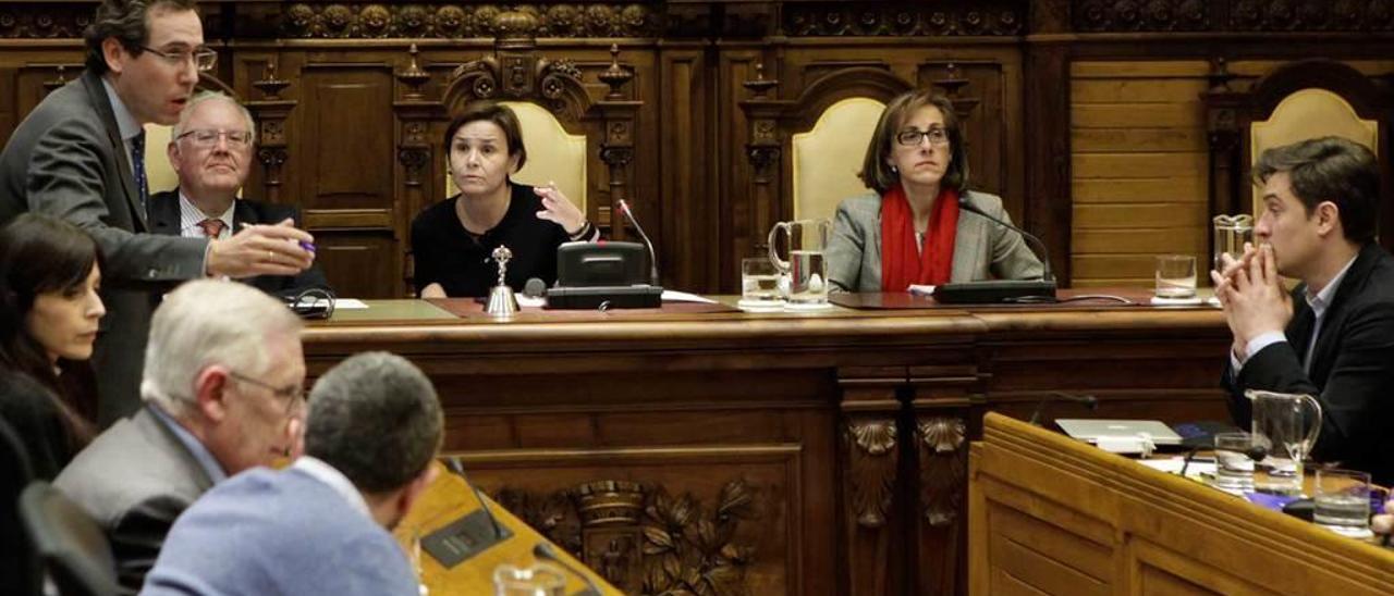 Couto, de pie a la izquierda, en el Pleno de febrero donde se dio la aprobación inicial al Plan General.